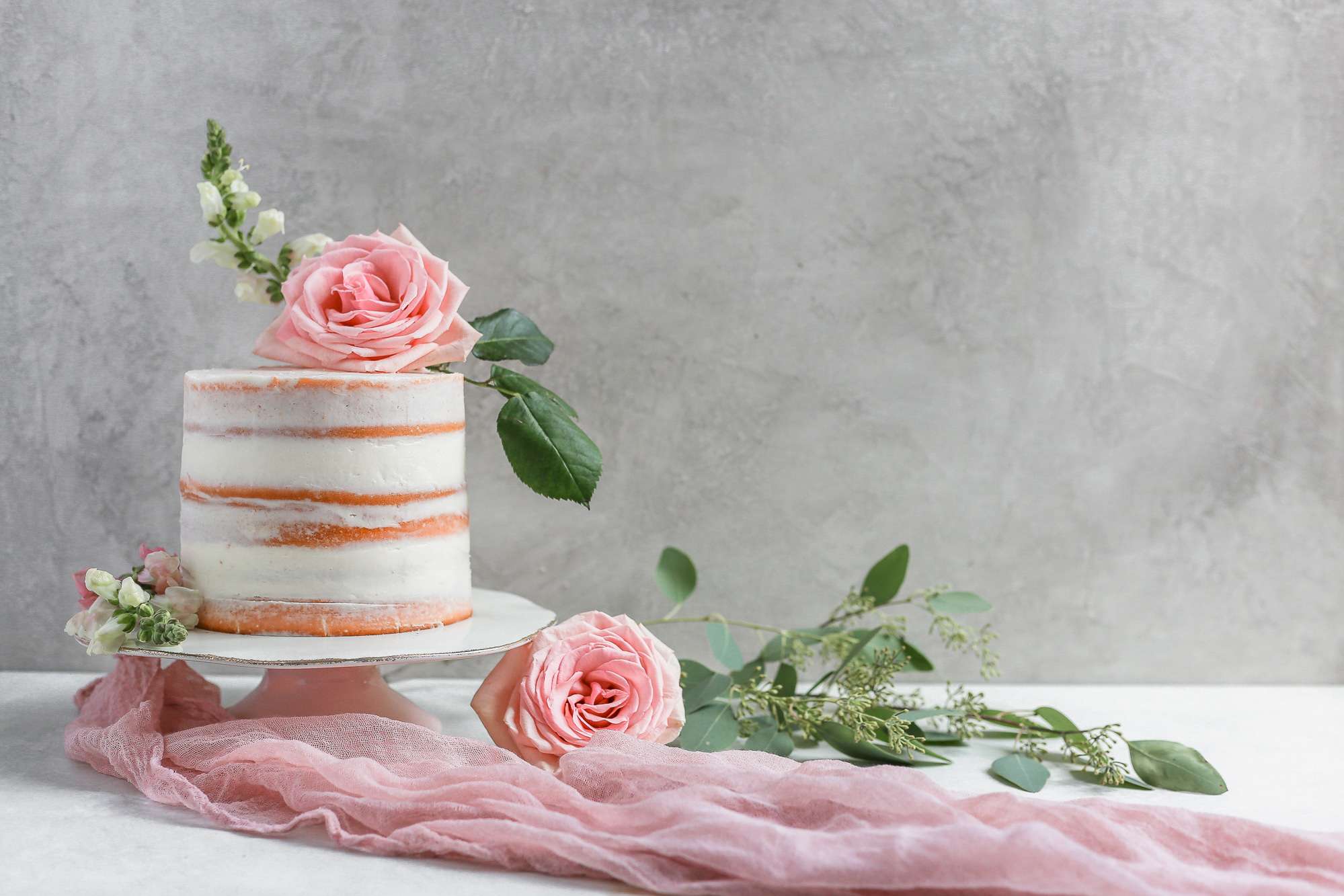 Edible Wedding Cake Flowers. Edible Red and White Bouquet Cake