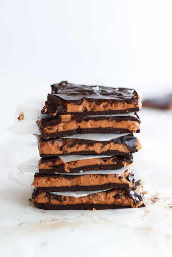Semi sweet chocolate mixed with decadent cookie butter, that has a slight salty crunch from the Maldon, omg my mouth is watering. #cookiebutter #bark #easydessert frostingandfettuccine.com