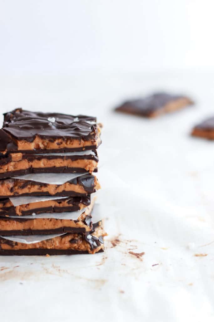 Semi sweet chocolate mixed with decadent cookie butter, that has a slight salty crunch from the Maldon, omg my mouth is watering. #cookiebutter #bark #easydessert frostingandfettuccine.com