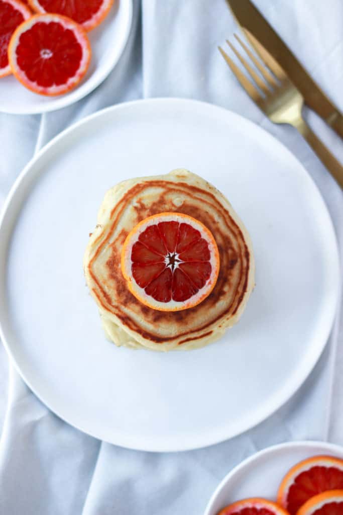  If you're looking for fluffy, easy, stackable, drool worthy pancakes with a hint of citrus, then these are the pancakes for you! #pancakes #bloodorange #fluffy frostingandfettuccine.com