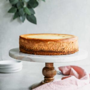 5 tips to make the perfect cheesecake! Follow my tips and you'll be smacking your lips in no time. #classiccheesecake #cheesecake #cheesecakerecipe via frostingandfettuccine.com