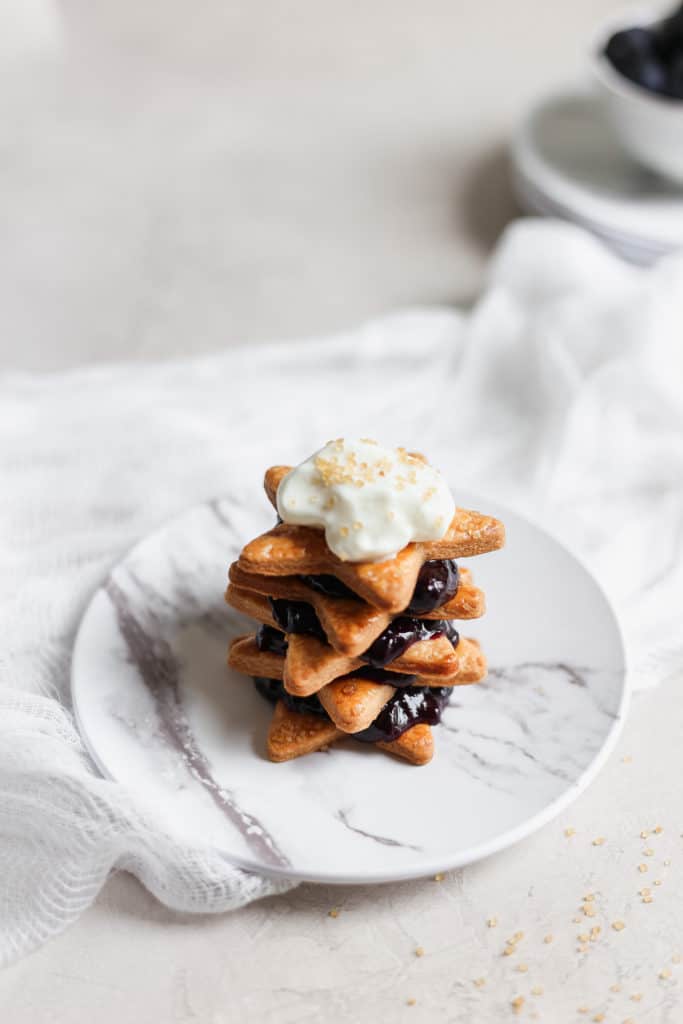 Blueberry pie, deconstructed! This is a great Memorial Day recipe that even your kids can help make. Star cookies made from pie dough stacked with delicious homemade blueberry pie filling. #blueberrypie #deconstructed #memorialday frostingandfettuccine.com