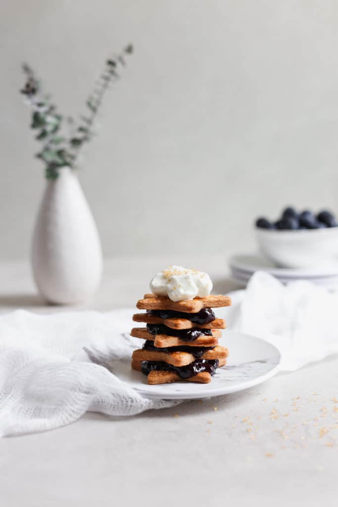 Blueberry pie, deconstructed! This is a great Memorial Day recipe that even your kids can help make. Star cookies made from pie dough stacked with delicious homemade blueberry pie filling. #blueberrypie #deconstructed #memorialday frostingandfettuccine.com