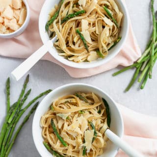 This summer fettuccine is packed with asparagus, lemon, garlic, and parm for a delicious meal made in 30 minutes or less! #summerrecipe #fettuccine #30minmeal #easydinner frostingandfettuccine.com
