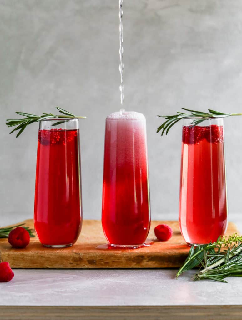 You're the reason mom drinks anyways so make her these 2 ingredient cranberry raspberry "Momosas"! #mothersday #mimosa #momosa #cocktails frostingandfettuccine.com