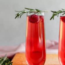 You're the reason mom drinks anyways so make her these 2 ingredient cranberry raspberry "Momosas"! #mothersday #mimosa #momosa #cocktails frostingandfettuccine.com