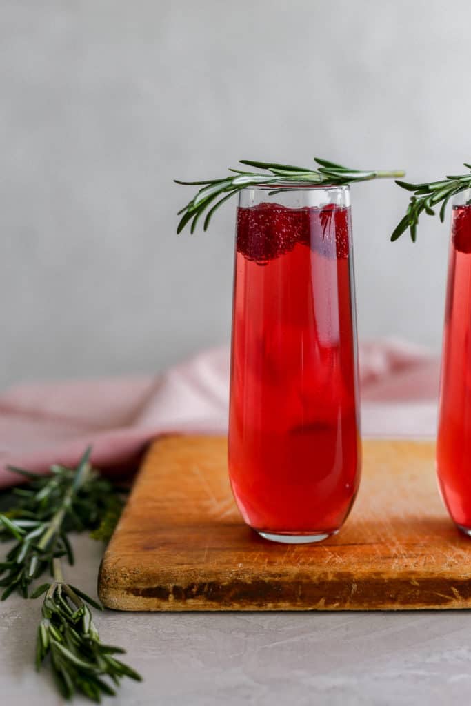 You're the reason mom drinks anyways so make her these 2 ingredient cranberry raspberry "Momosas"! #mothersday #mimosa #momosa #cocktails frostingandfettuccine.com