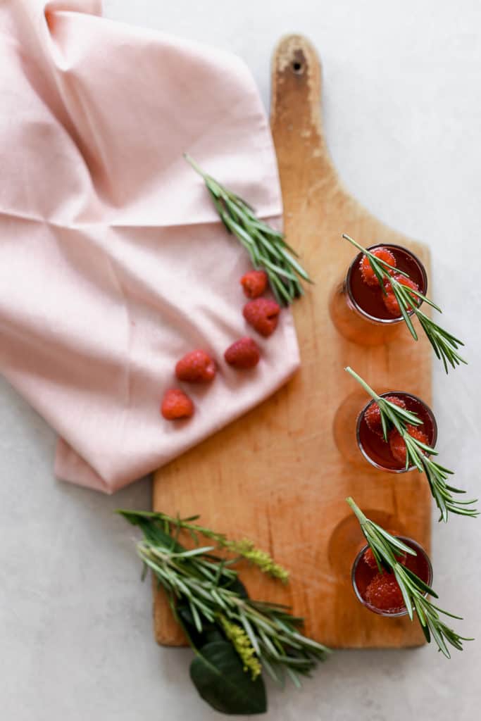 You're the reason mom drinks anyways so make her these 2 ingredient cranberry raspberry "Momosas"! #mothersday #mimosa #momosa #cocktails frostingandfettuccine.com