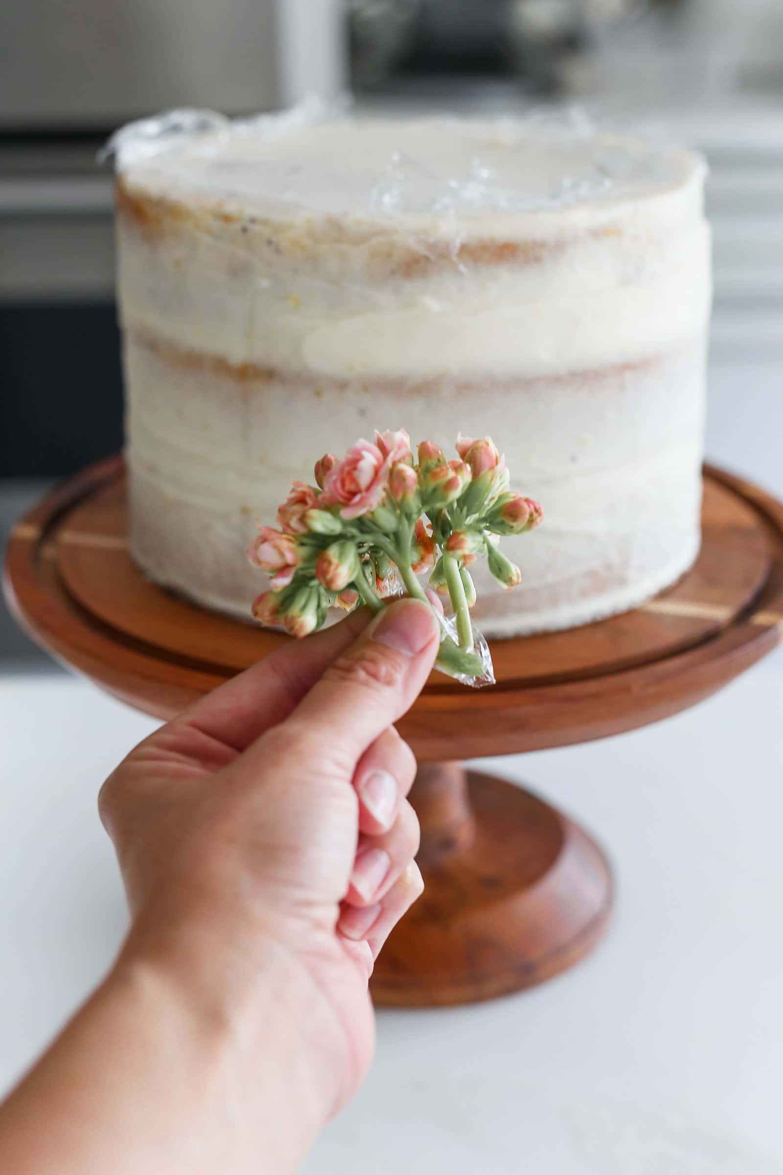 how-to-put-flowers-on-cake