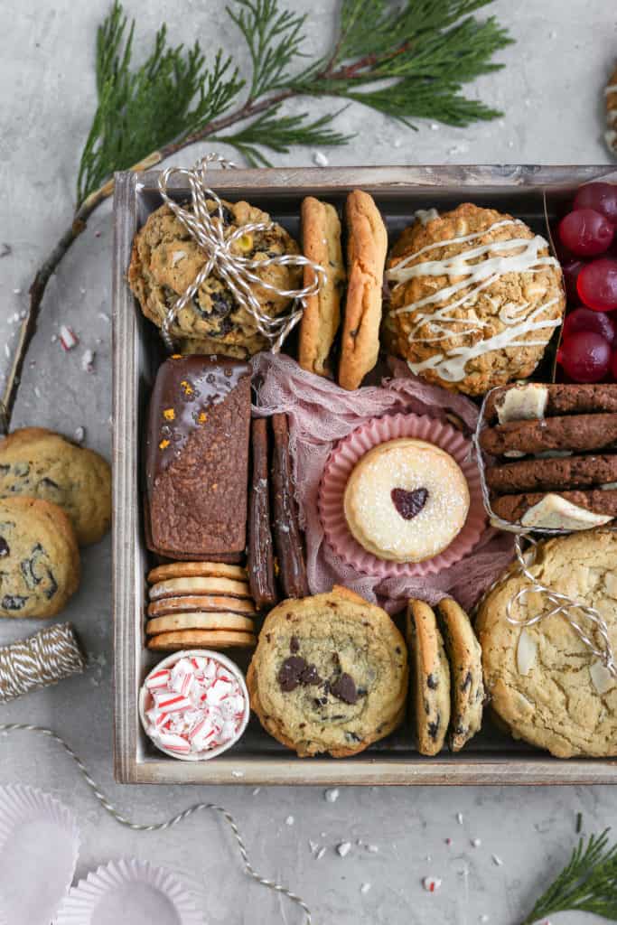 7 kinds of cookies arranged in a cookie gift box. 