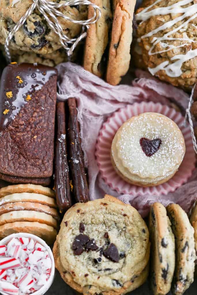 7 kinds of cookies arranged in a cookie gift box. 