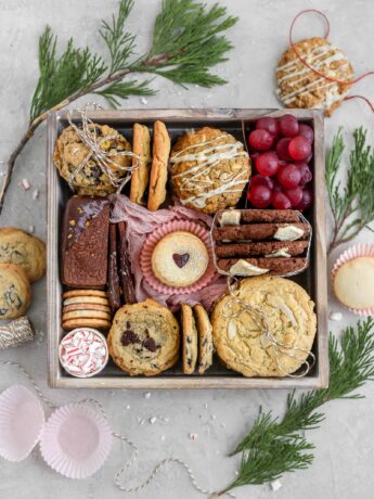 7 kinds of cookies arranged in a cookie gift box.