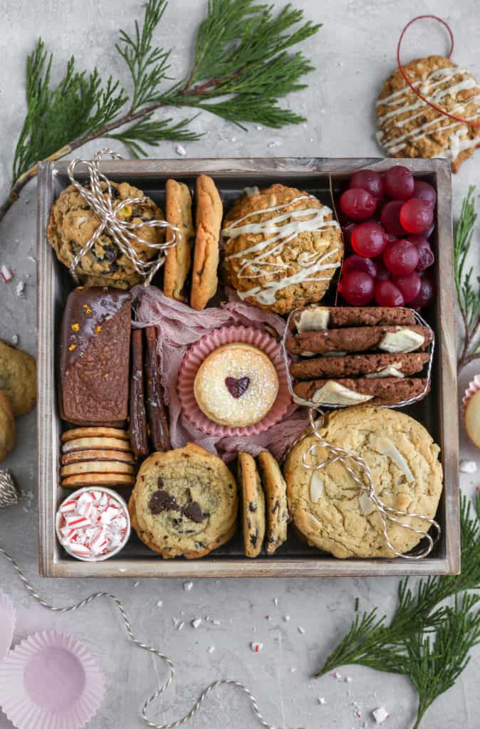 7 kinds of cookies arranged in a cookie gift box. 