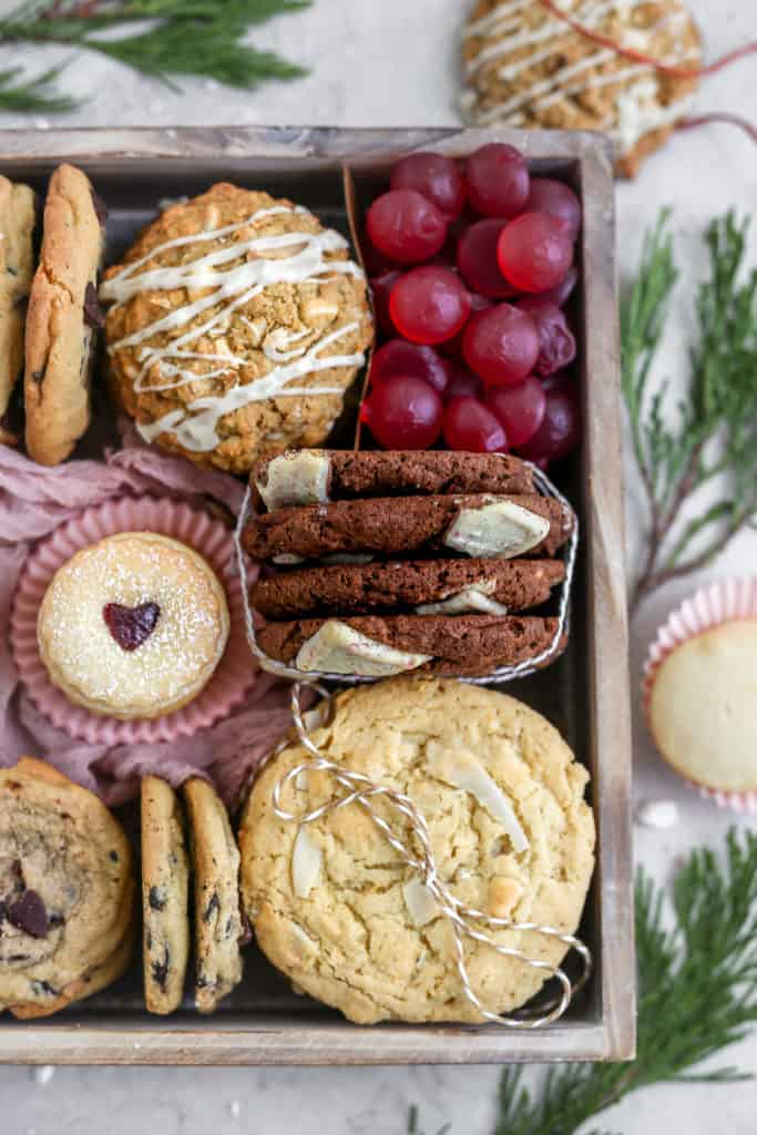 7 kinds of cookies arranged in a cookie gift box. 