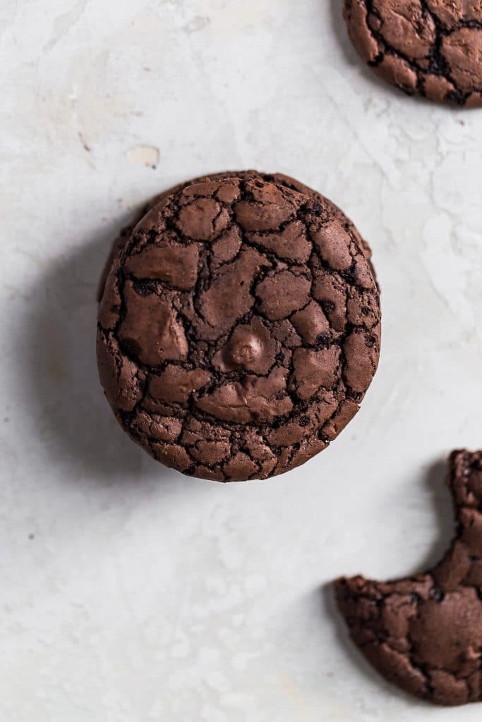 The crinkle top of a brownie cookie
