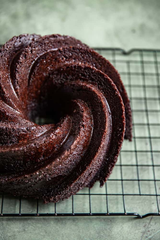 https://frostingandfettuccine.com/wp-content/uploads/2022/06/How-to-get-a-cake-out-of-a-bundt-pan-4.jpg