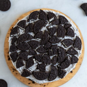A cookies and cream cake decorated with Oreos.