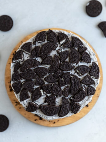 A cookies and cream cake decorated with Oreos.