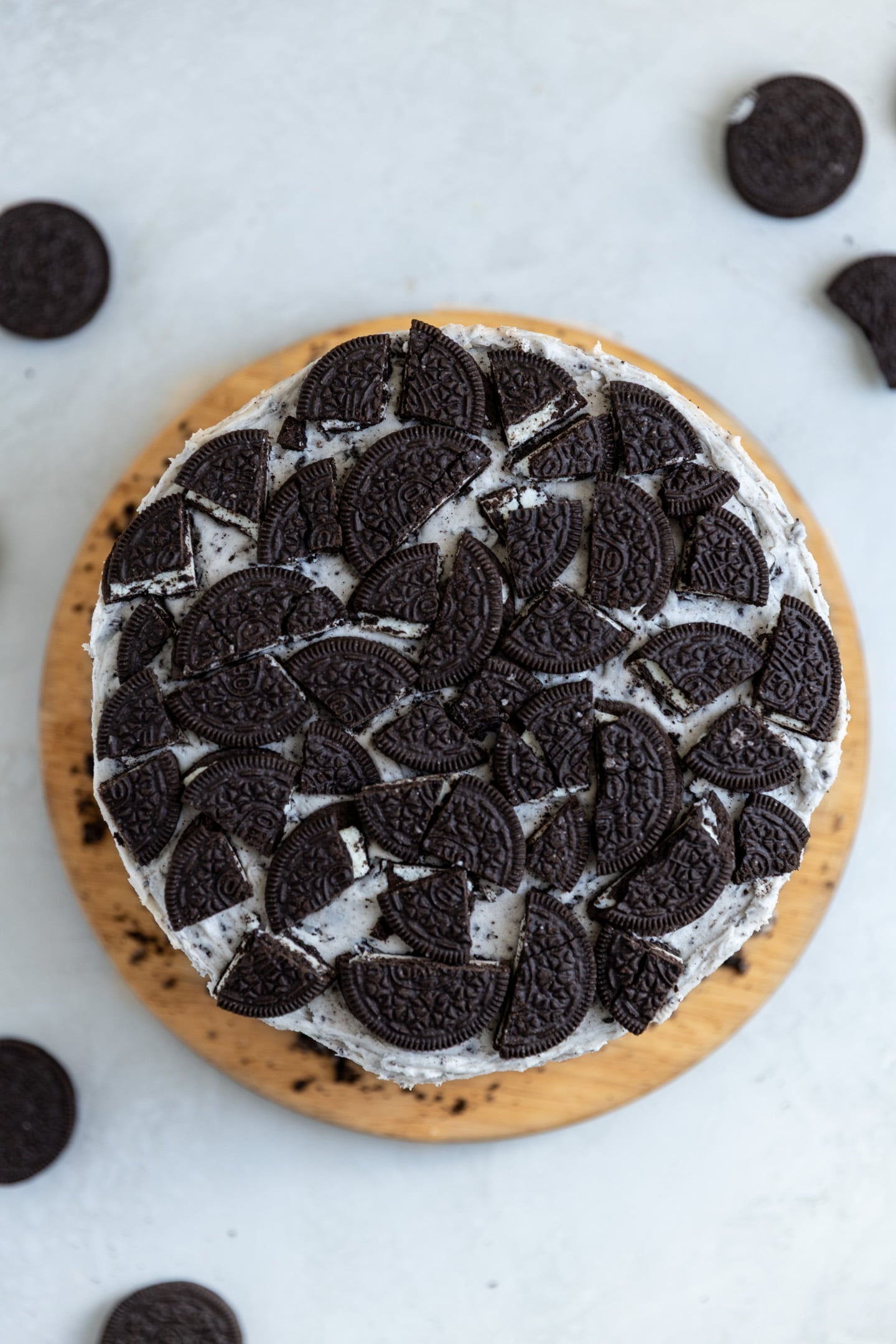 A cookies and cream cake decorated with Oreos.